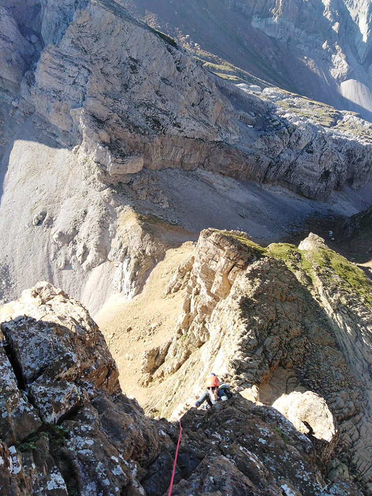 La arista de los Murciélagos al Aspe es una clásica entre las clásicas, cresta de gran belleza en un entorno maravilloso, es una de las rutas más elegantes para ascender al Aspe por su recorrido inteligente y la calidad de la roca donde gozaremos de unas buenas vistas del Pirineo