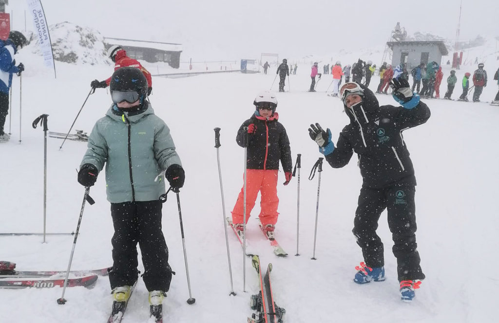 Cursillo en grupos de 5 personas mínimo de nivel similar orientado a mejorar vuestro nivel de esquí o snow colectivamente y en los que la convivencia con otros esquiadores estimula el aprendizaje por imitación.